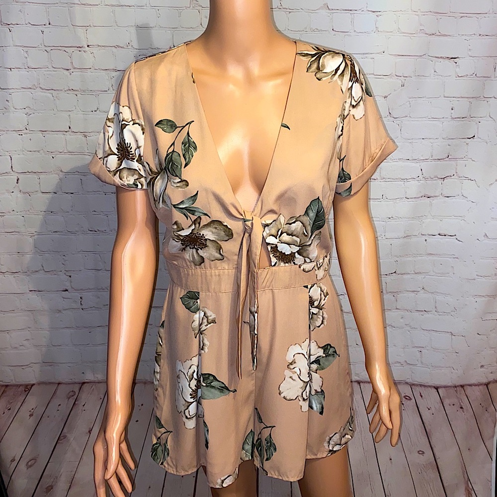 Gianni Bini adorable floral romper nude colored rose pink size medium